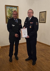 Der Vorsitzende Michael Dick (links) ernannte Gerhard Rieth zum Ehrenmitglied. Foto: Heike Einhorn