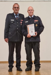 Thomas Hartmann (rechts, mit Michael Dick) ist jetzt Ehrenmitglied des Kreisfeuerwehrverbands. Foto: Heike Einhorn