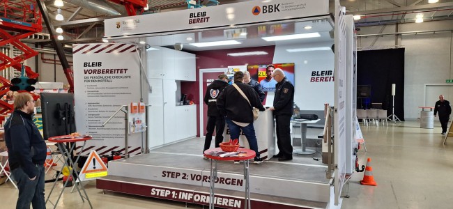 Rege frequentiert war das Infomobil der Kampagne „Bleib bereit“, das dank der Initiative des Kreisfeuerwehrverbands auf der Baumesse in Idar-Oberstein seine Premiere hatte. Foto: Jürgen Engers