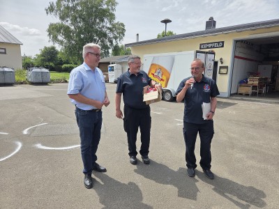 Die Siegerehrung: links: Kreisbeigeordneter Immanuel Hoffmann, mitte: Hauptwertungsrichter Hans Mechkat, rechts: Kreisvorsitzender Michael Dick